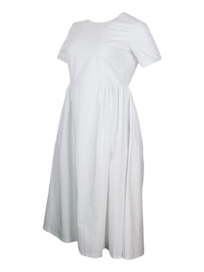 Weißes Baumwollkleid hinzufügen