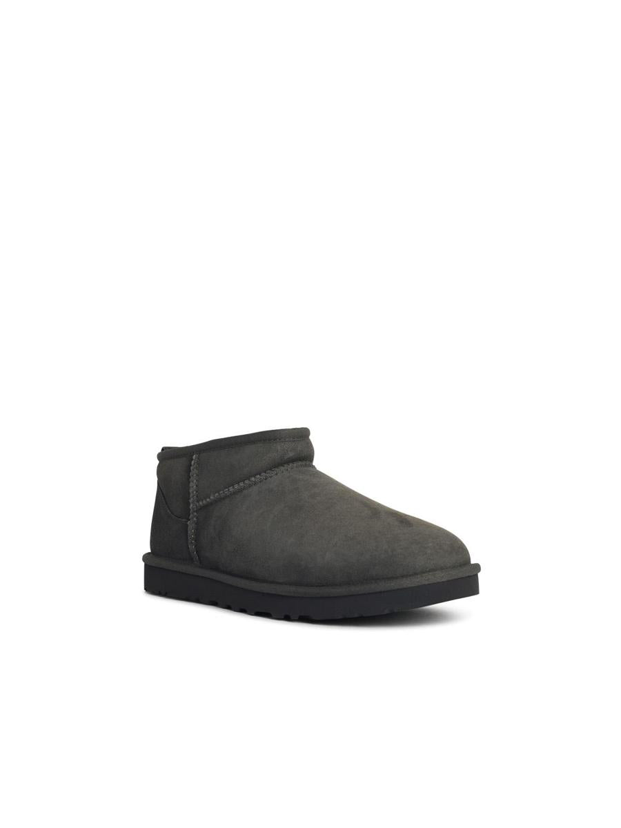 UGG „Classic Ultra Mini“ Wildlederstiefel in Grau