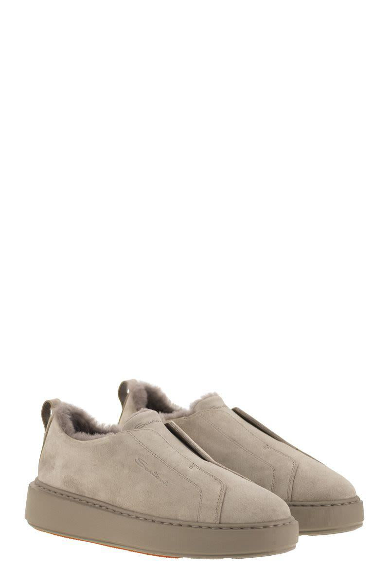 Santoni – Slip-On-Sneakers aus Wildleder mit Fell