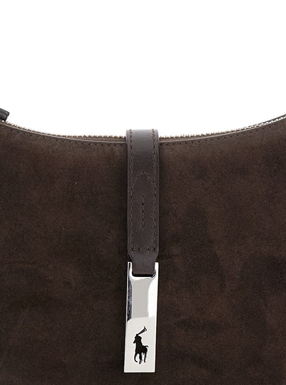 Braune Umhängetasche mit verstellbarem Verschluss und Logo-Plakette auf der Vorderseite aus Wildleder für Damen