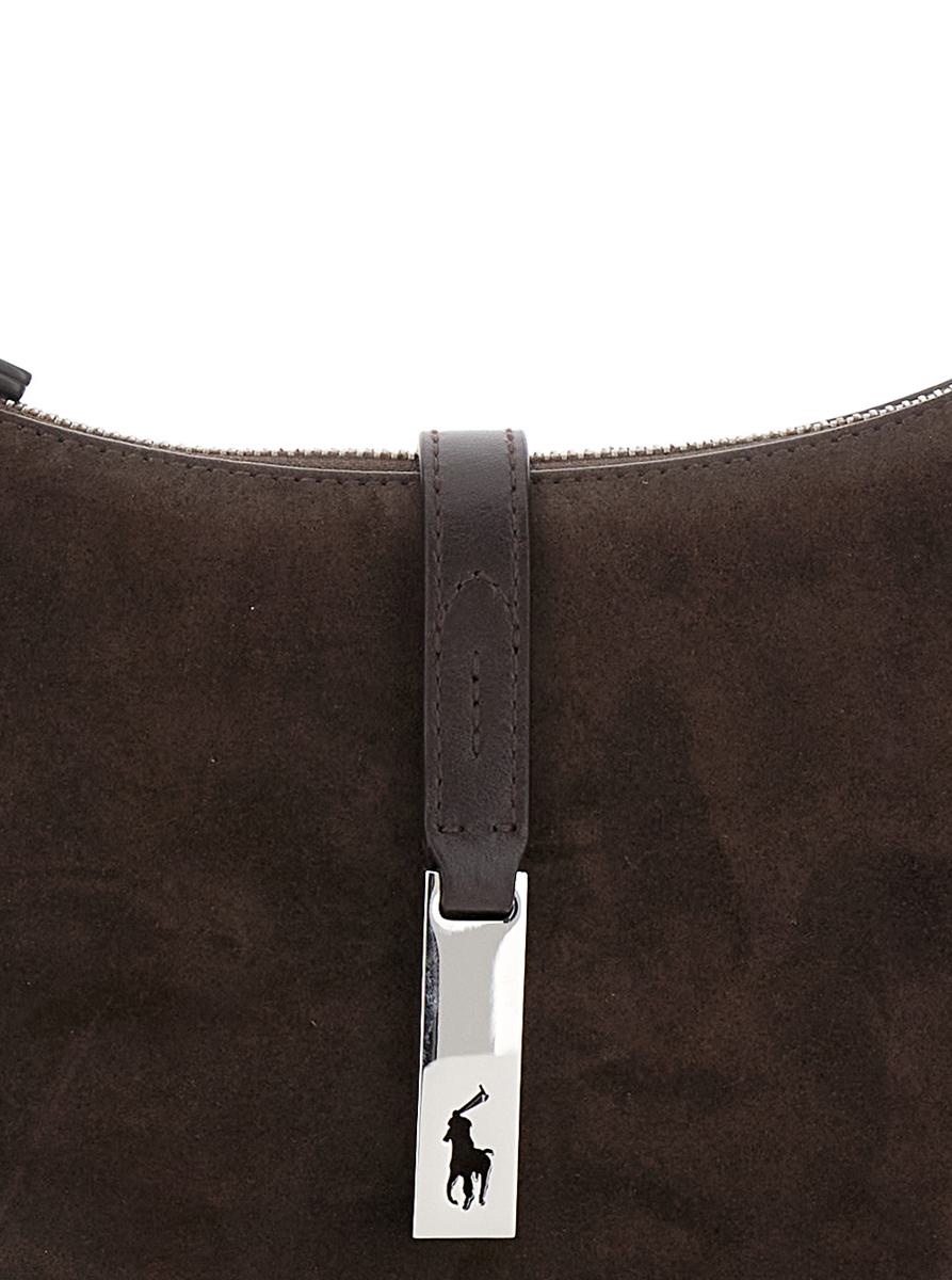Braune Umhängetasche mit verstellbarem Verschluss und Logo-Plakette auf der Vorderseite aus Wildleder für Damen