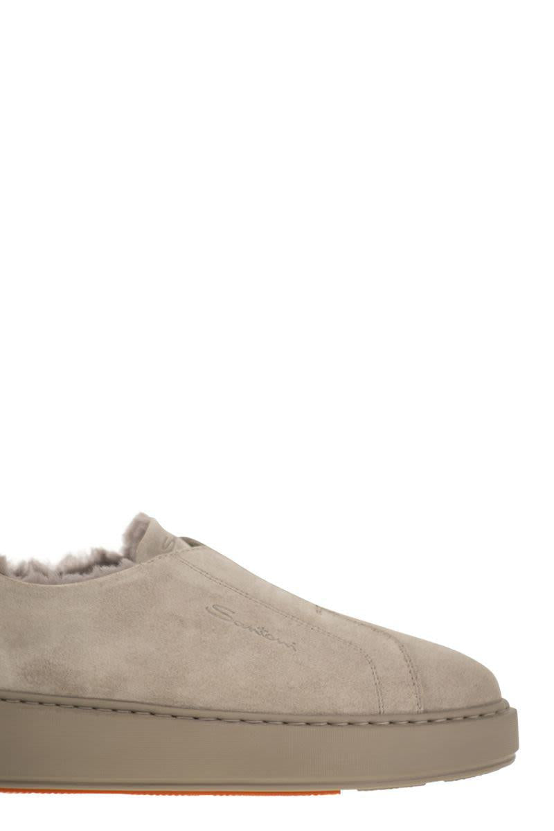 Santoni – Slip-On-Sneakers aus Wildleder mit Fell