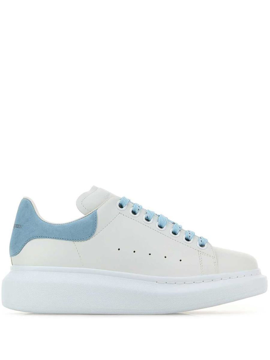 Alexander McQueen Oversize-Sneakers aus weißem und hellblauem Kalbsleder