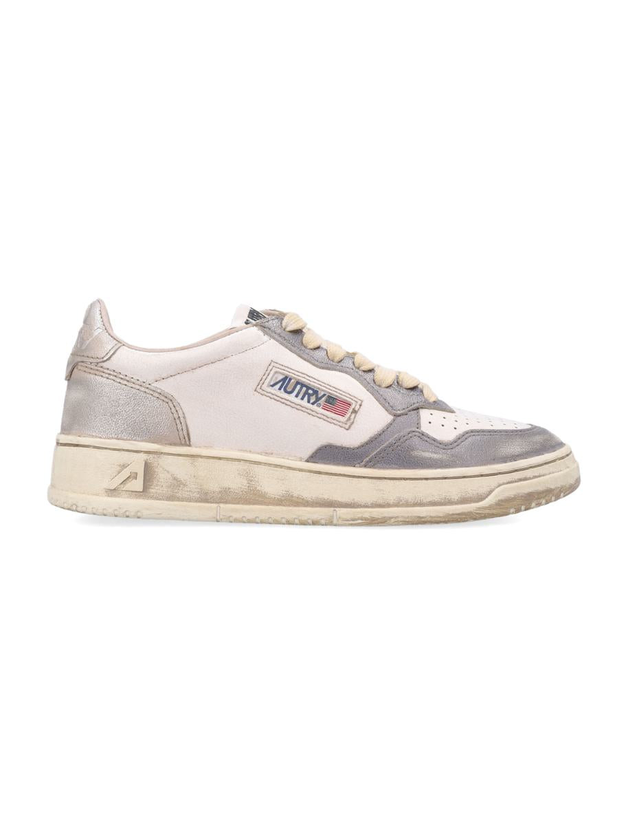 Autry Medalist Low Super Vintage Damen-Sneaker in Weiß, Altsilber und Platin
