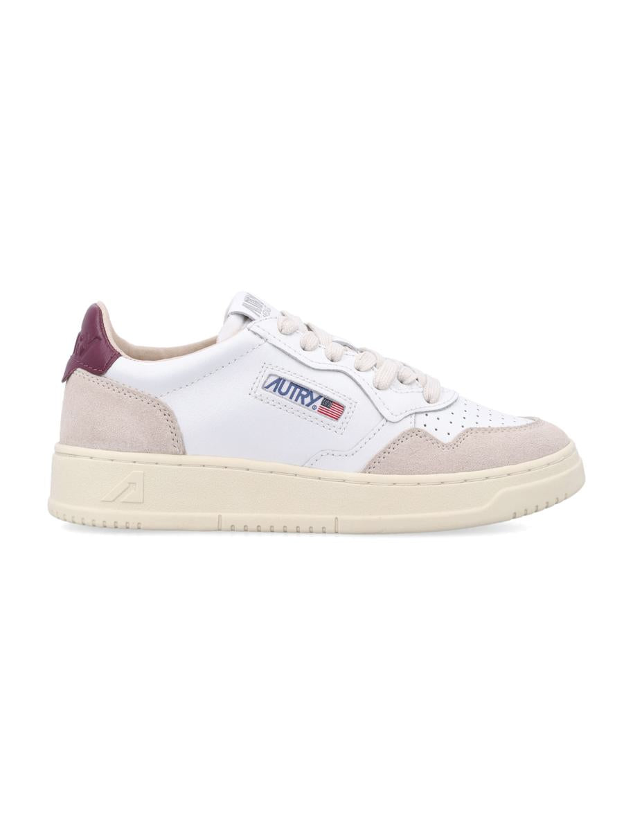 Autry Medalist Low Damen-Sneaker aus weißem und burgunderfarbenem Wildleder und Leder