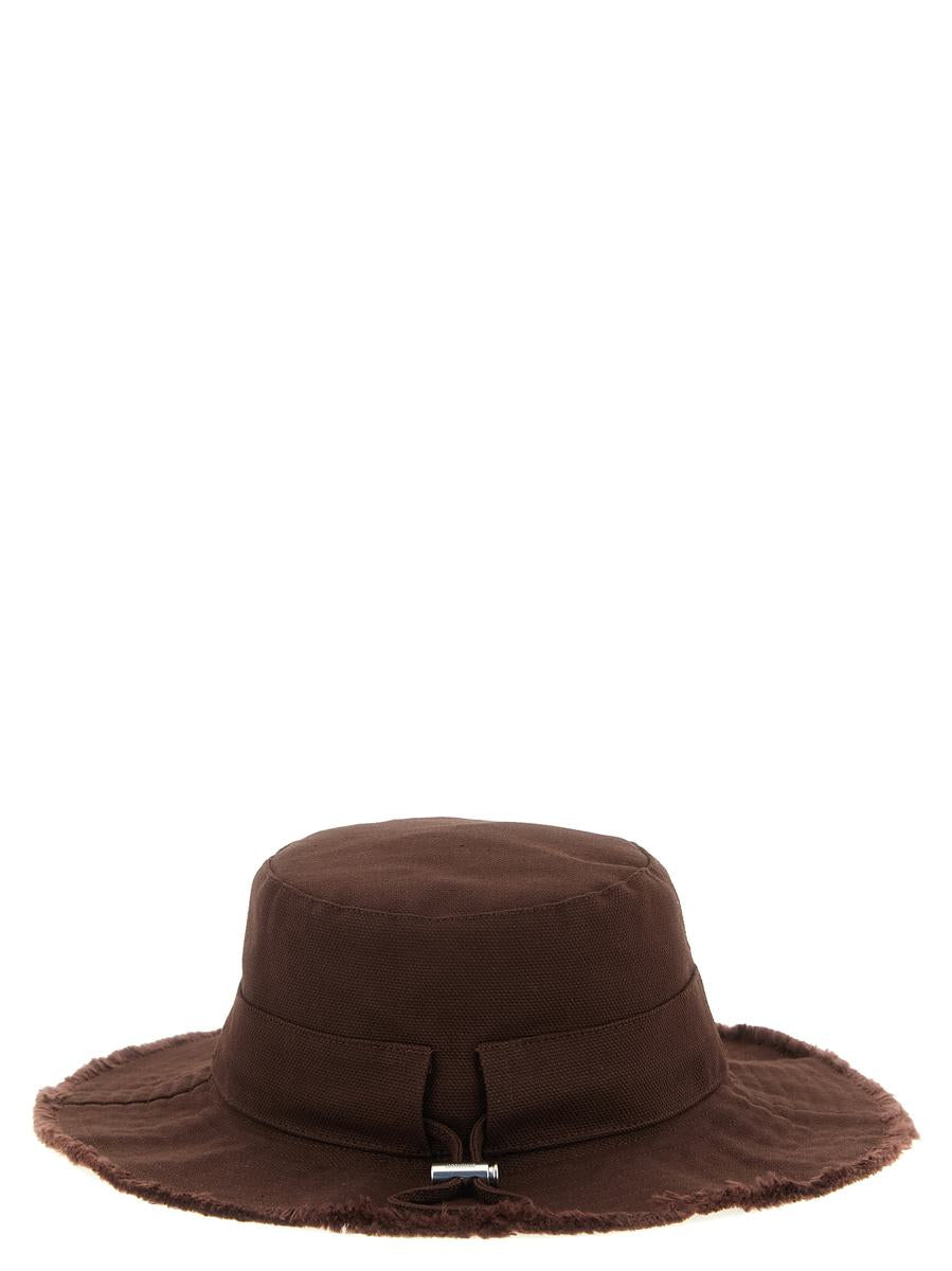 Jacquemus Fischerhut „Le Bob Artichaut“.