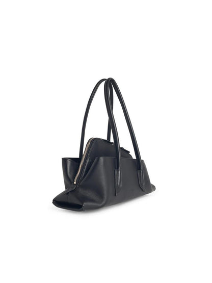 Die kleine schwarze Ledertasche „La Passeggiata“ von Attico