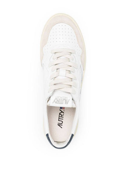 Weiße Low-Top-Sneaker „Medalist“ mit Wildledereinsätzen und kontrastierender Fersenlasche aus Leder für Herren