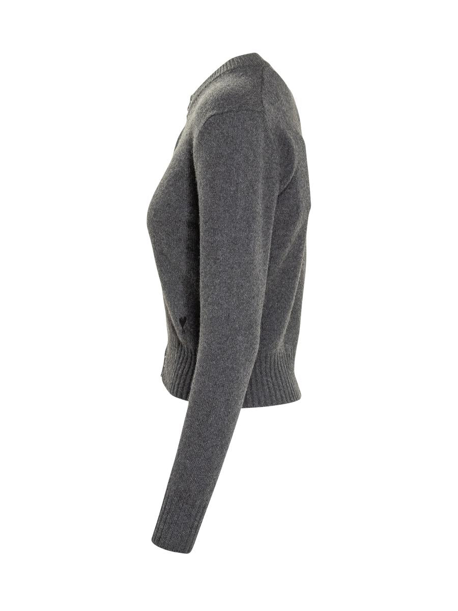 AMI Paris – Graue Strickjacke mit Knöpfen und Logo von Ami Paris