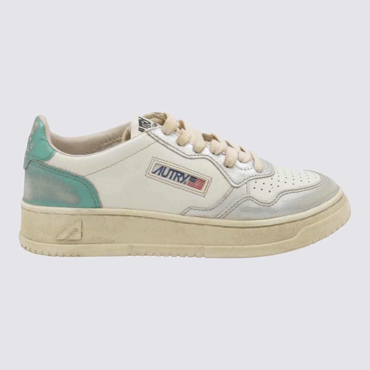 Autry Sneakers aus weißem und hellblauem Metall