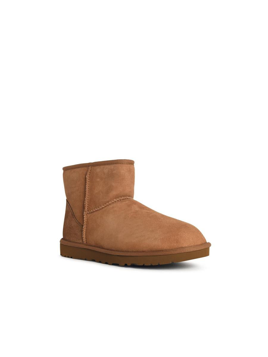UGG „Classic Mini“ Wildlederstiefel in Kastanienbraun