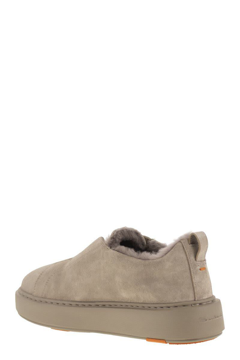 Santoni – Slip-On-Sneakers aus Wildleder mit Fell