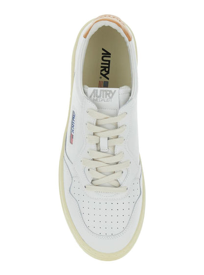 Weiße Sneakers „Medalist Low“ mit kontrastierender Fersenlasche aus Leder für Herren