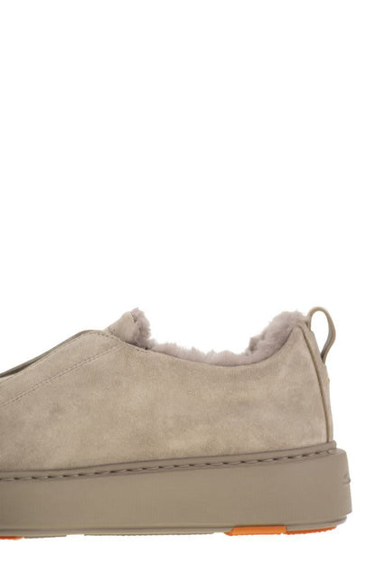 Santoni – Slip-On-Sneakers aus Wildleder mit Fell