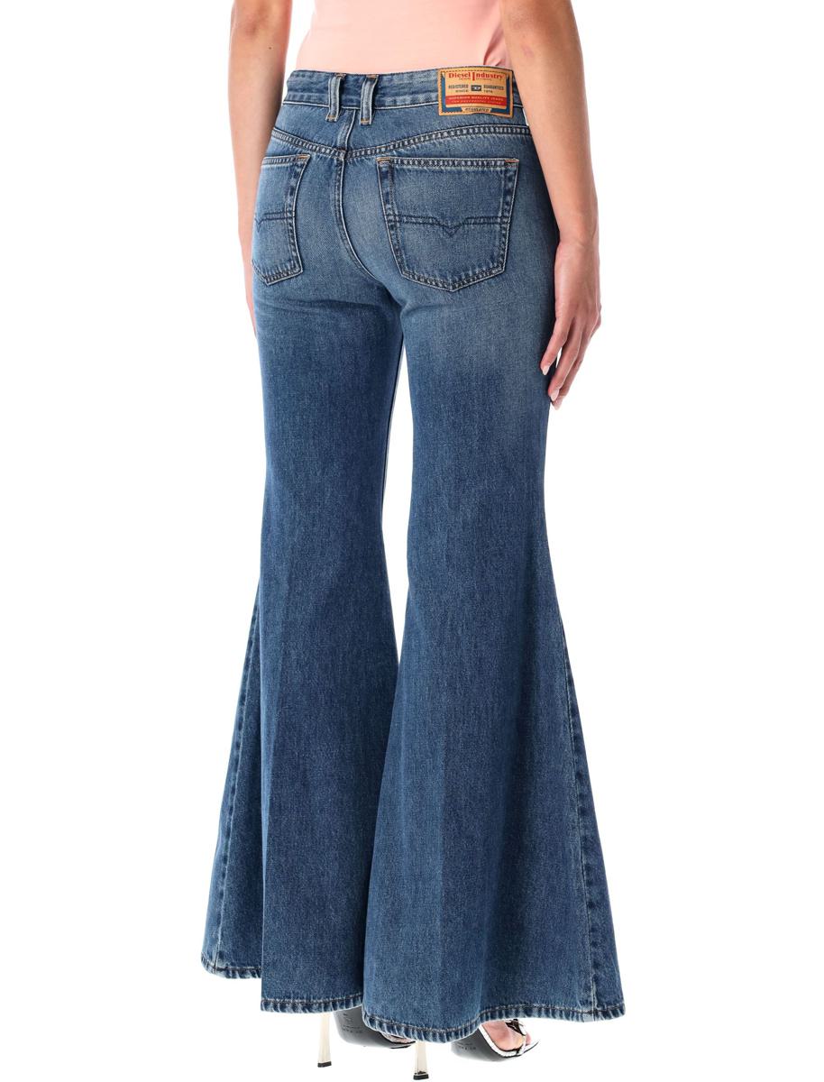 Diesel – Blaue, tief sitzende Schlagjeans 1970 D-Bleess