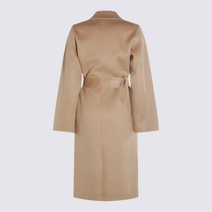 Der beige Wollmantel von Dynamis Studio