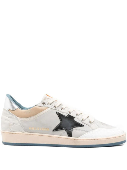 Golden Goose „Ballstar“ Obermaterial aus Nubukleder und Nylon, Zehenpartie aus rissigem Leder, Zunge aus Nylon, sternförmig laminierter Nubuk-Absatz, Sporen aus Leder
