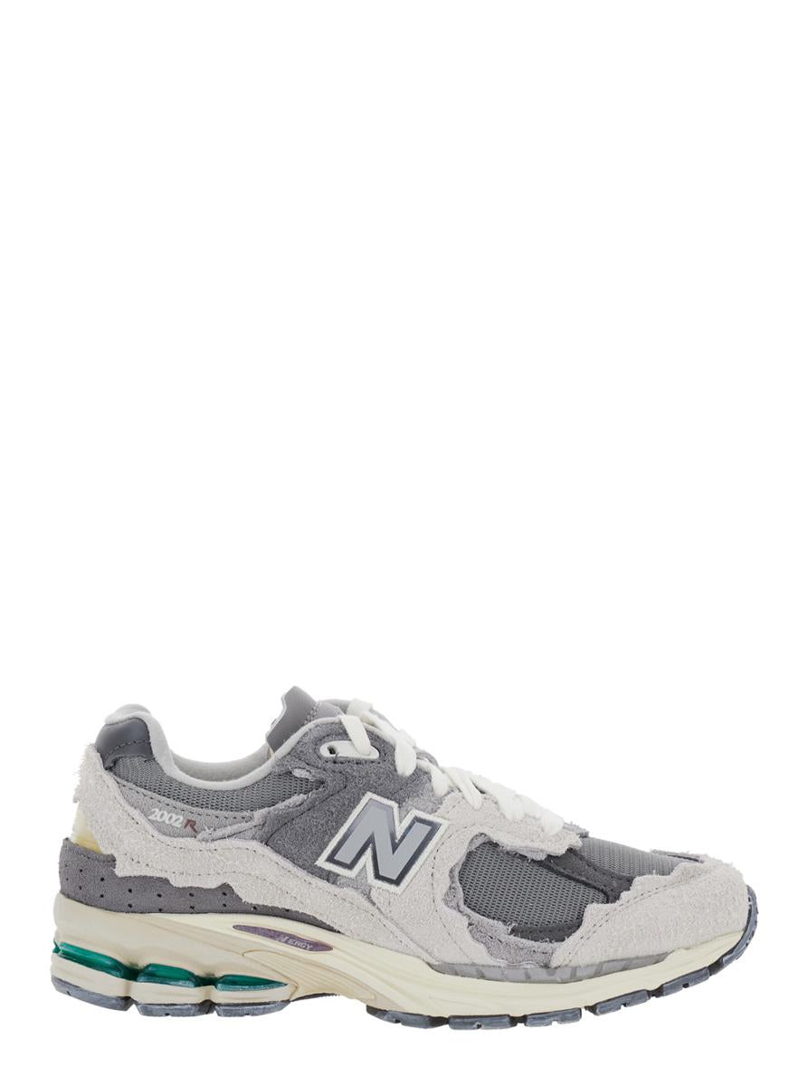 Graue Low-Top-Sneaker „2002R“ mit Logo-Patch aus Wildleder, Unisex