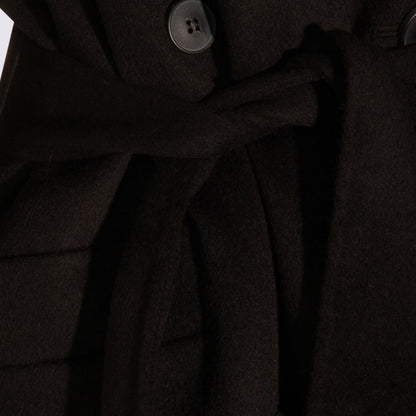 Der schwarze Wollmantel von Dynamis Studio