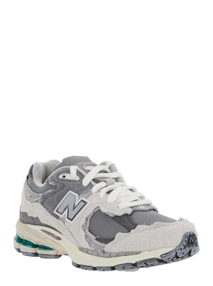 Graue Low-Top-Sneaker „2002R“ mit Logo-Patch aus Wildleder, Unisex