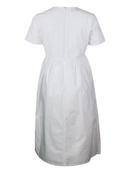 Weißes Baumwollkleid hinzufügen