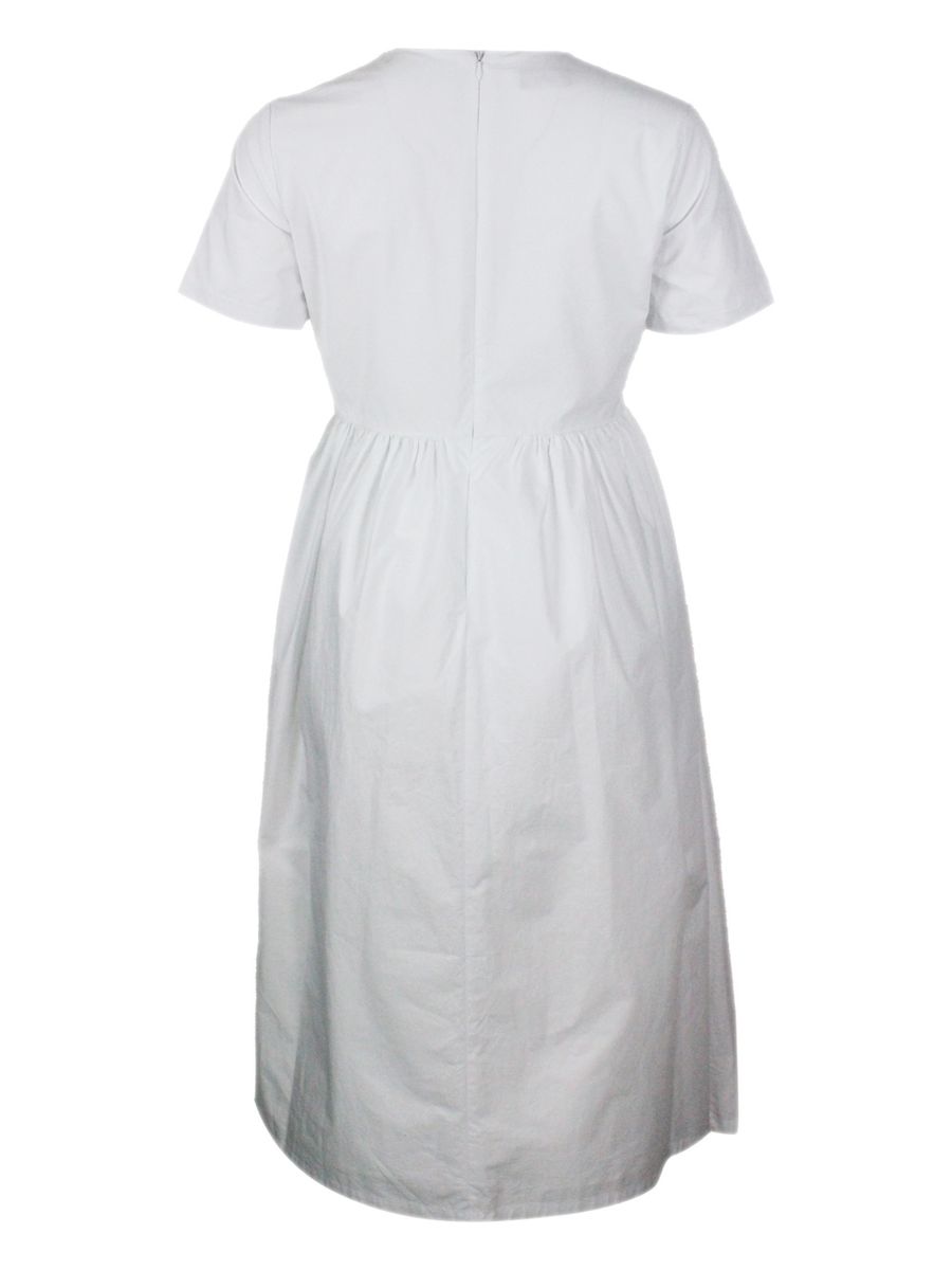 Weißes Baumwollkleid hinzufügen