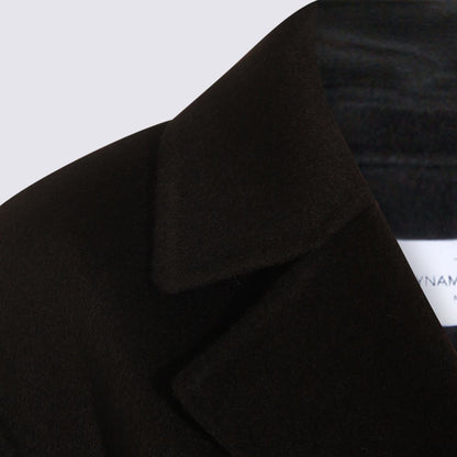 Der schwarze Wollmantel von Dynamis Studio