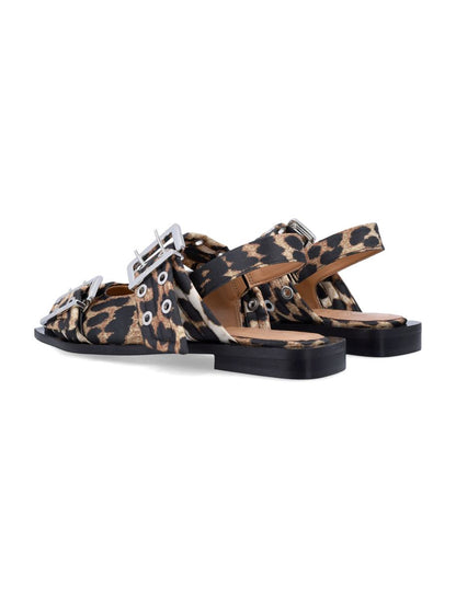 Ganni – Feminine Ballerinas aus Satin mit Leopardenmuster und Schnalle