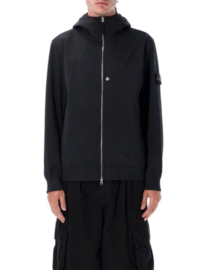 Leichte Kapuzenjacke mit Softshell-R_E.Dye®-Technologie von Stone Island
