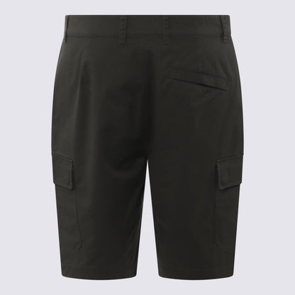 Dunkelgrüne Baumwollshorts hinzufügen