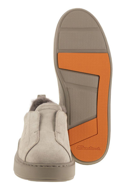 Santoni – Slip-On-Sneakers aus Wildleder mit Fell