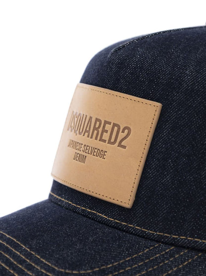 Blaue Baseballkappe mit Logo-Patch auf der Vorderseite und Logo-Schriftzug auf der Rückseite in Denim Man