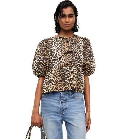 Ganni – Bluse mit Schößchen und Animalprint