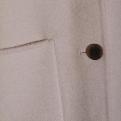 Der beige Wollmantel von Dynamis Studio