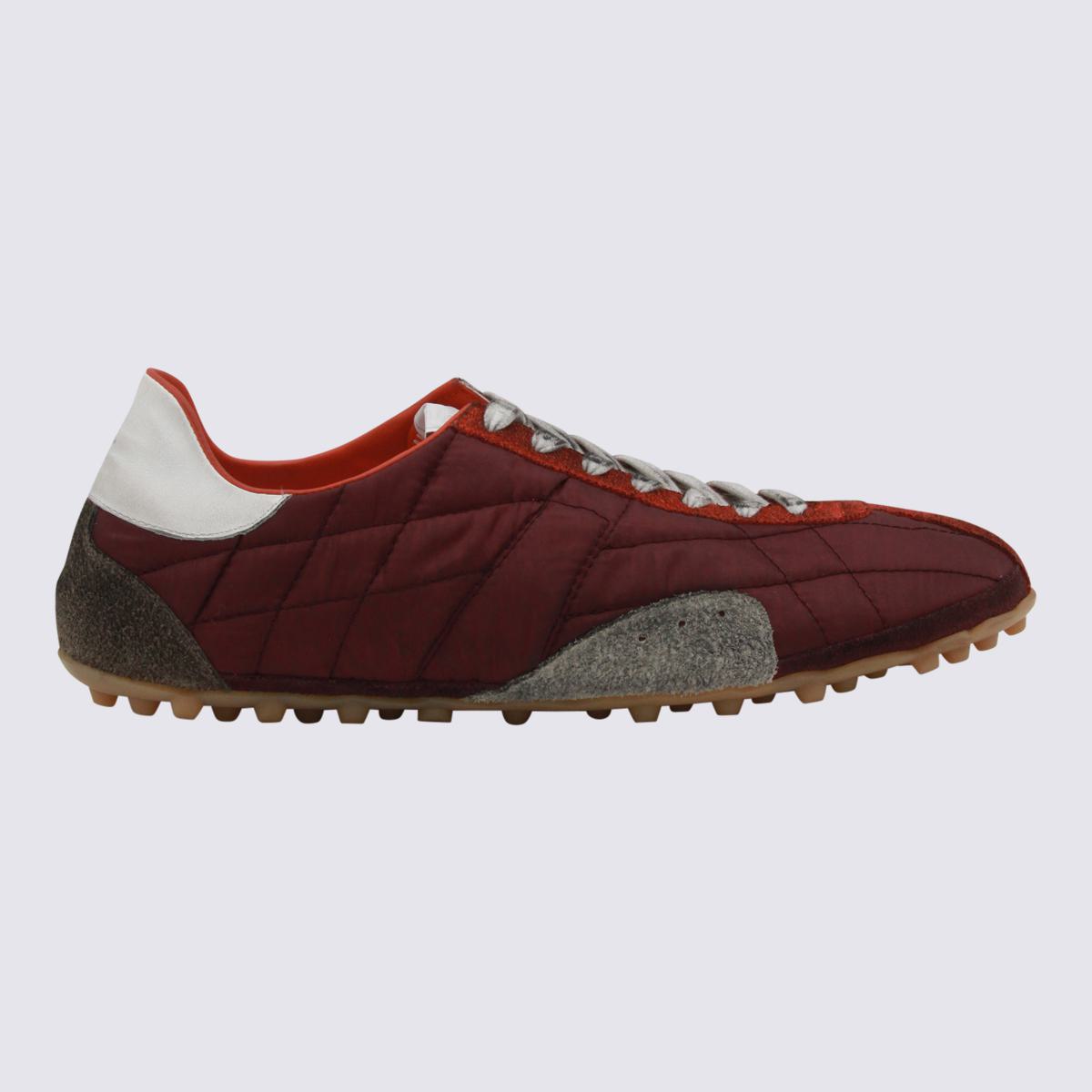 Dunkelrote Sneakers von Maison Margiela