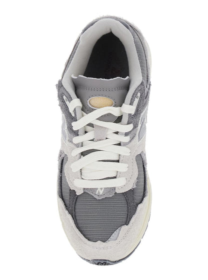 Graue Low-Top-Sneaker „2002R“ mit Logo-Patch aus Wildleder, Unisex