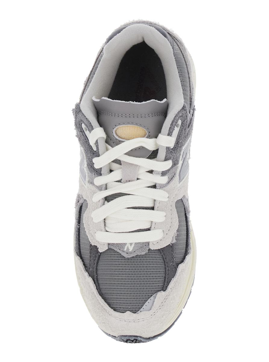 Graue Low-Top-Sneaker „2002R“ mit Logo-Patch aus Wildleder, Unisex