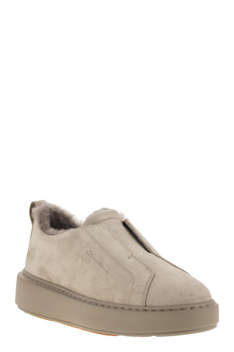 Santoni – Slip-On-Sneakers aus Wildleder mit Fell
