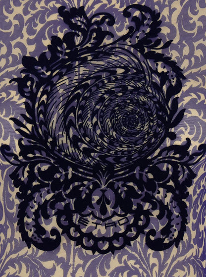 Blaues langes Kleid mit Maxi-Blumendruck auf der Vorderseite und Allover-Print aus technischem Stoff. Frau