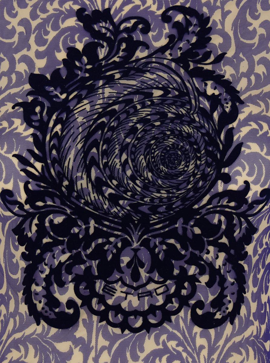 Blaues langes Kleid mit Maxi-Blumendruck auf der Vorderseite und Allover-Print aus technischem Stoff. Frau