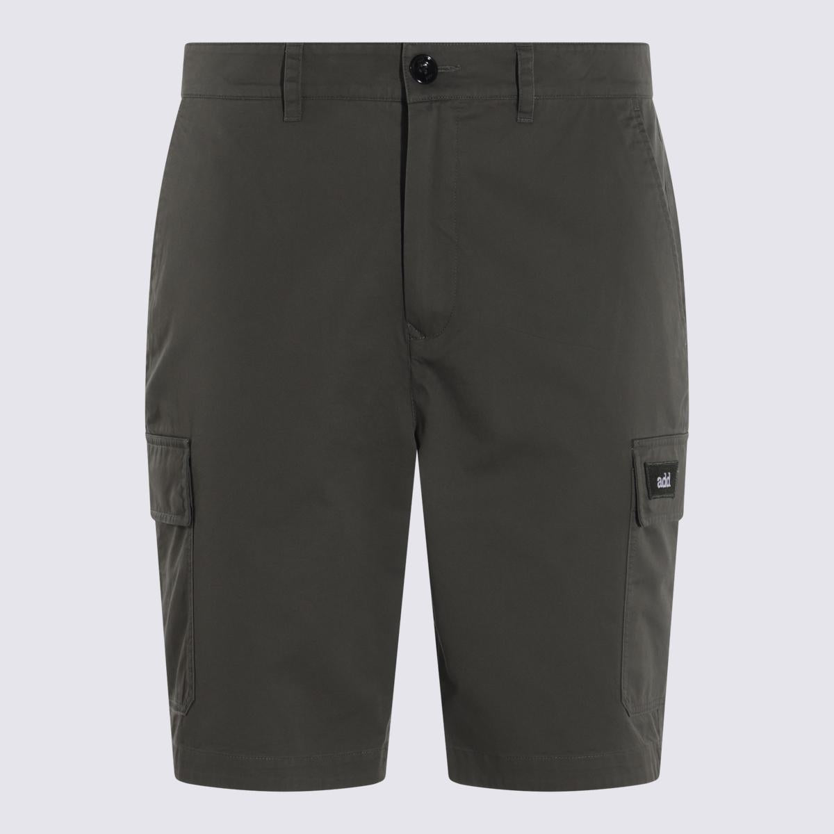 Dunkelgrüne Baumwollshorts hinzufügen