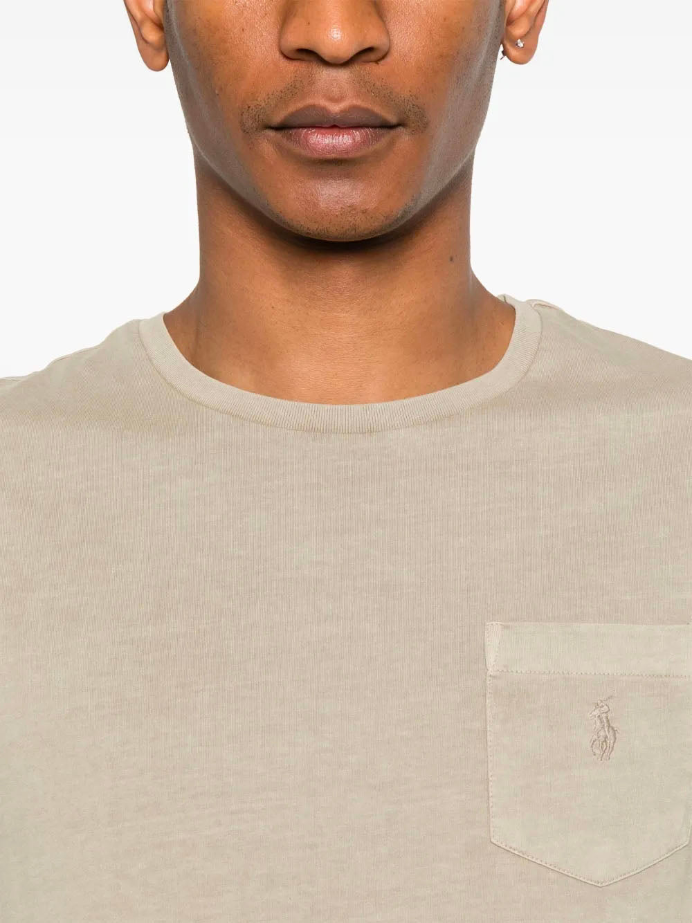 T-Shirt mit Tasche und Mineralfarbstoff