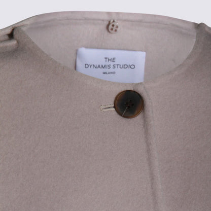 Der beige Wollmantel von Dynamis Studio