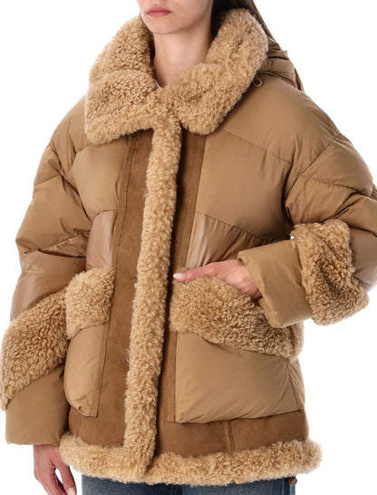 Urbancode – Kurze Pufferjacke in Kamelbraun mit Kunstlammfell