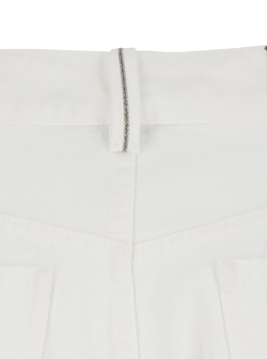 Weiße Five-Pocket-Hose mit Logo-Patch auf der Rückseite aus Baumwolle für Damen