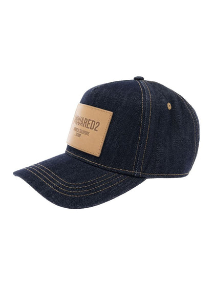 Blaue Baseballkappe mit Logo-Patch auf der Vorderseite und Logo-Schriftzug auf der Rückseite in Denim Man