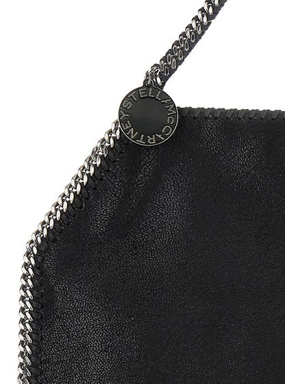 Schwarze Handtasche mit diamantartiger Kette und Logo-Anhänger auf der Vorderseite aus Ökoleder für Damen
