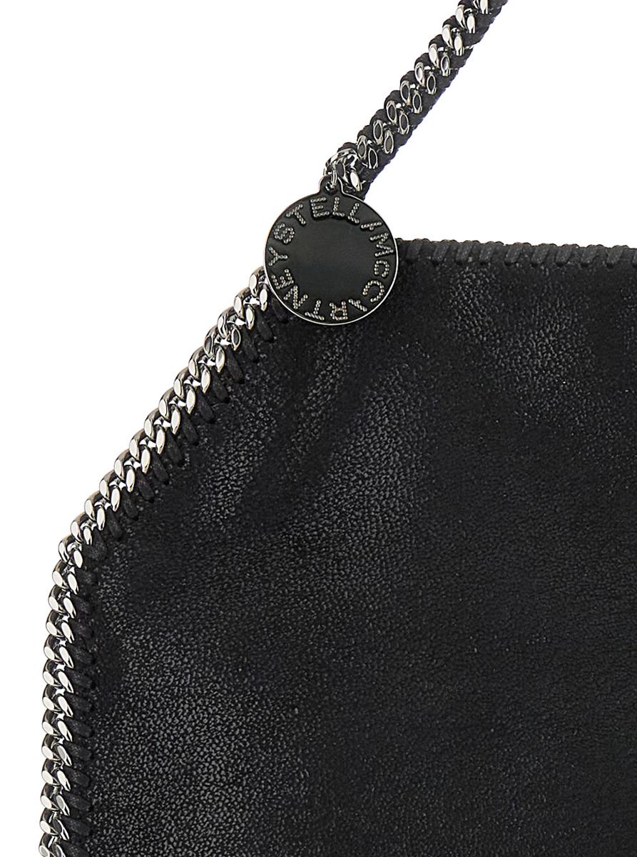 Schwarze Handtasche mit diamantartiger Kette und Logo-Anhänger auf der Vorderseite aus Ökoleder für Damen