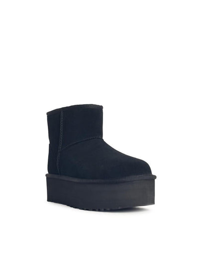UGG – Klassische Mini-Plateaustiefel aus schwarzem Wildleder