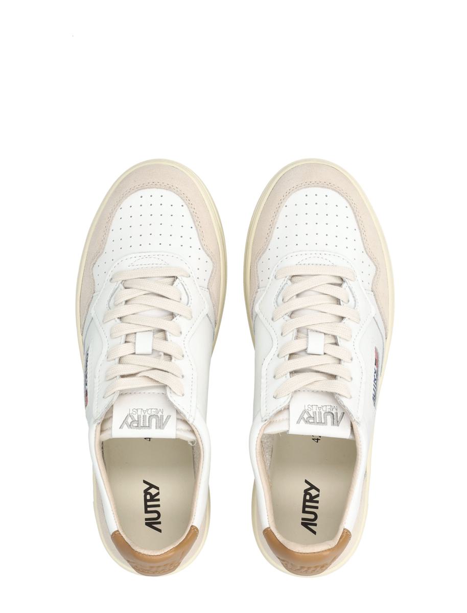 Autry – Medalist – Niedrige Sneakers in Weiß und Braun